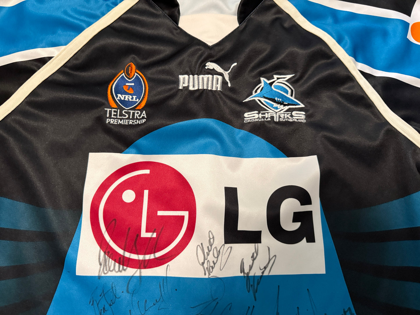 2004 Cronulla Sharks Home Jersey signed (XL)