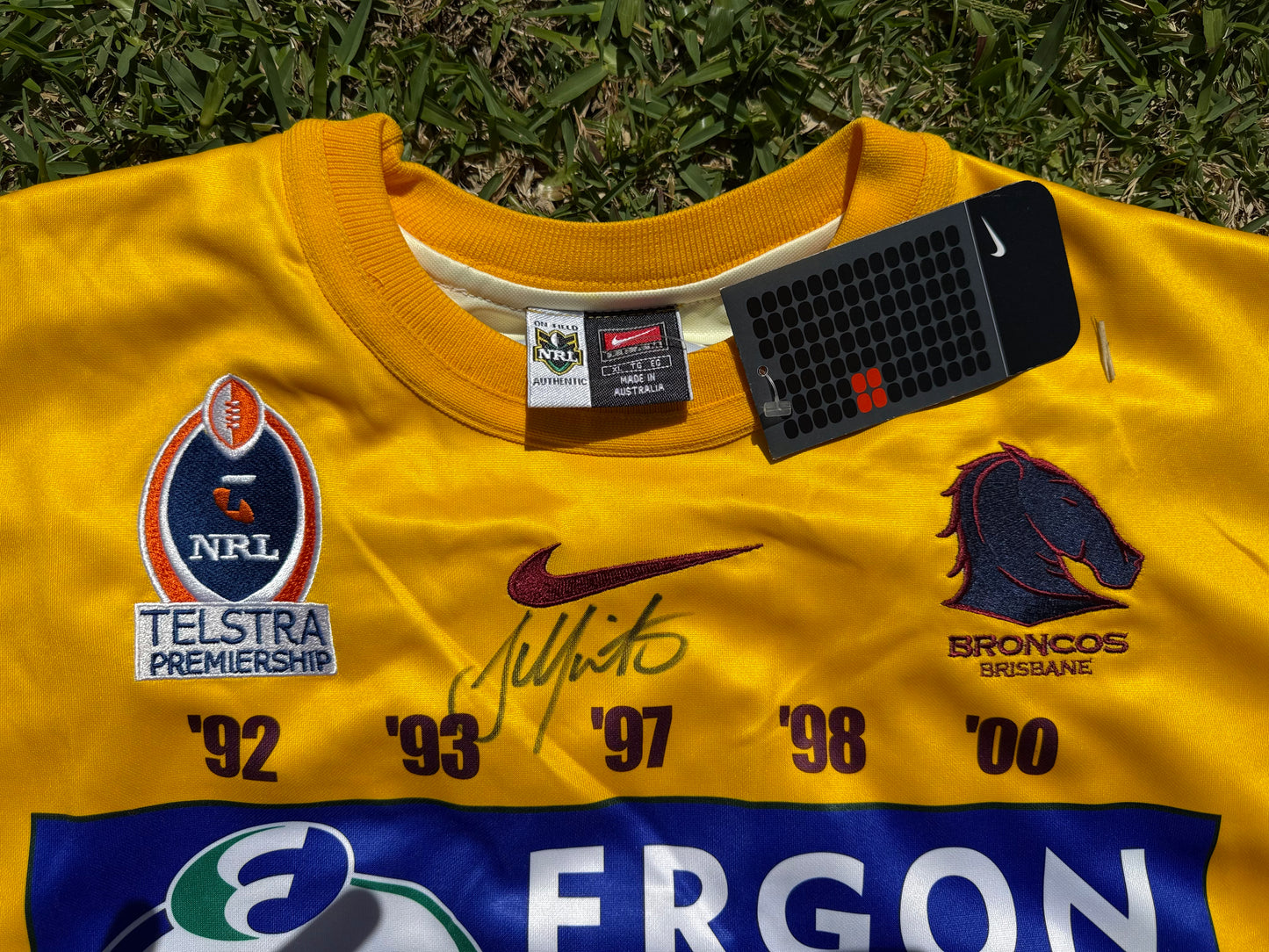 2003 Brisbane Broncos Heritage Player Cut Scott Minto signed (2XL)